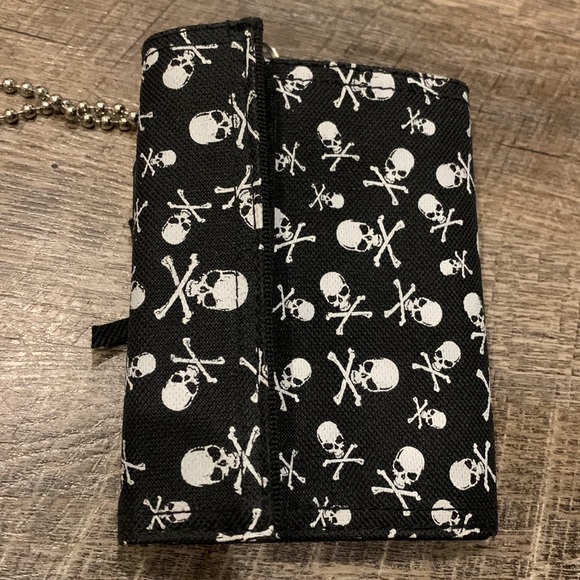 NWOT Skull & Cross Bones Tri-fold Wallet Purse with Chain Nylon/Velcro Closure - Picture 11 of 11
